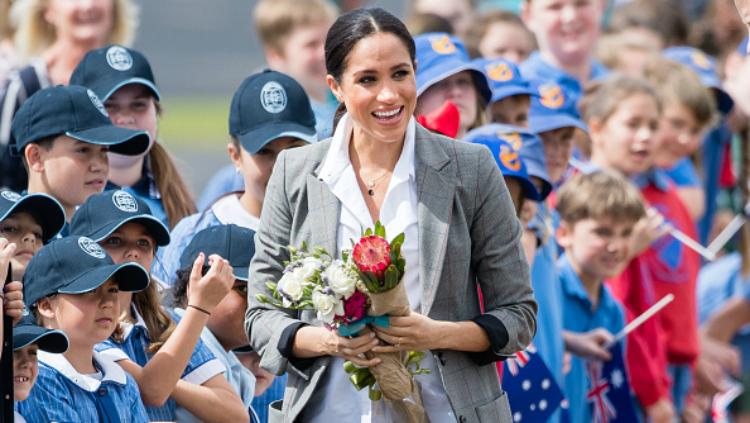 Meghan Markle mengenakan blazer dari koleksi Serena Williams.