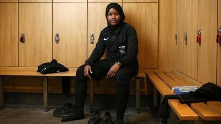 Sempat Ditertawakan, Perjuangan JJ Jadi Wasit Wanita Muslim Pertama di Inggris