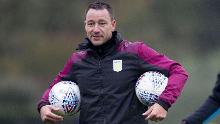 John Terry yang kini bekerja sebagai asisten manajer di Aston Villa. - INDOSPORT