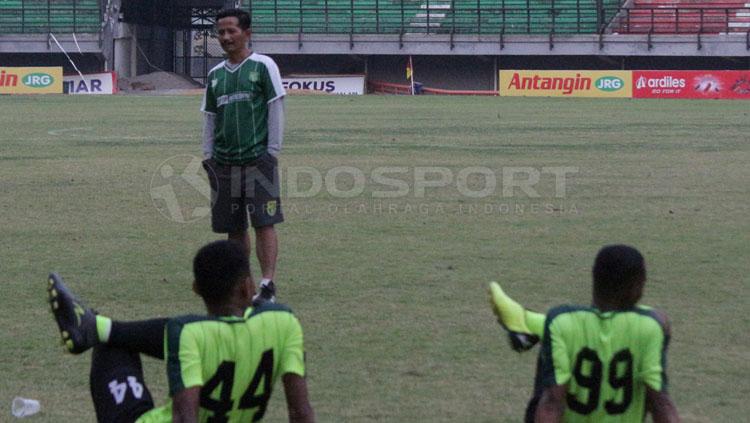 Pelatih Persebaya Surabaya, Djajang Nurdjaman (Djanur) saat mempin para pemainnya berlatih. Foto: Fitra Herdian/INDOSPORT
