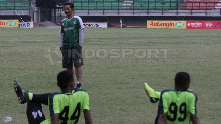 Pelatih Persebaya Surabaya, Djajang Nurdjaman (Djanur) mengevaluasi pemainnya usai latihan. Copyright: Fitra Herdian/INDOSPORT