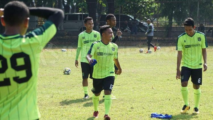 Kapten Persebaya Surabaya, Rendi Irwan saat latihan rutin.