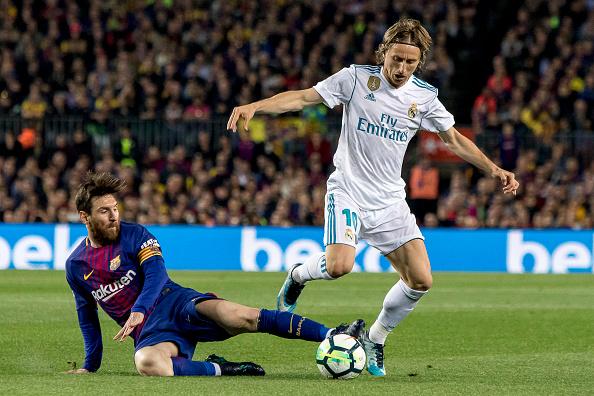 Pemain megabintang Barcelona, Lionel Messi (kiri) berduel dengan Luka Modric, playmaker Real Madrid di musim 2017/18 kemarin. Copyright: INDOSPORT