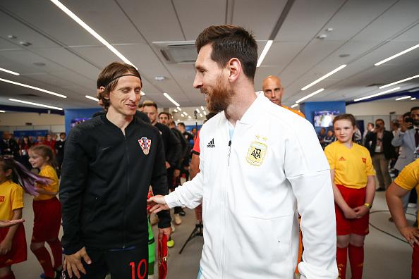 Luka Modric dan Lionel Messi saat bertemu di Piala Dunia 2018 kemarin. Copyright: INDOSPORT
