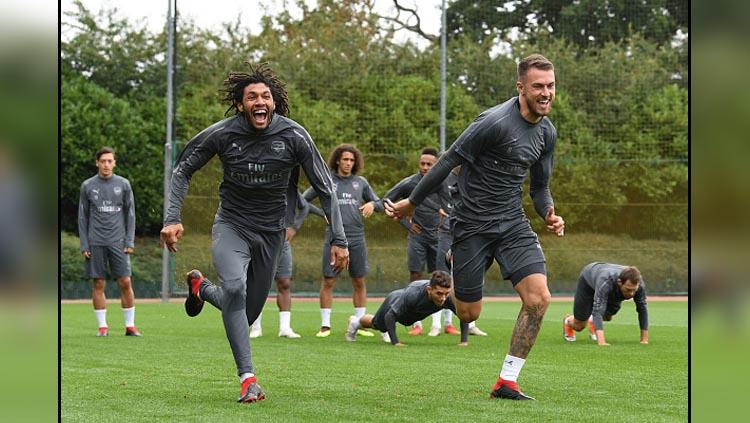 Aaron Ramsey (kanan) lomba lari bersama Mo Elneny dalam sesi latihan di Arsenal. Copyright: INDOSPORT