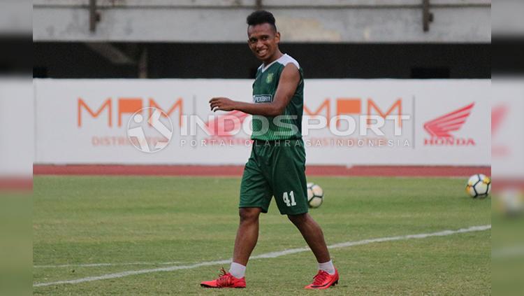 Irfan Jaya berlatih bersama Persebaya Surabaya. Copyright: Fitra Herdian/INDOSPORT