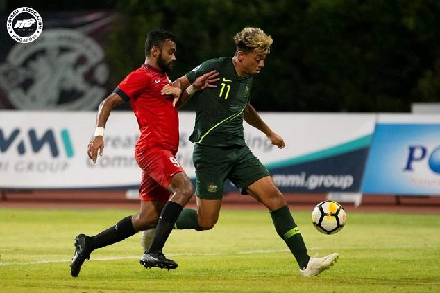 Ben Folami saat menghadapi pemain Singapura XI Copyright: FA Singapore