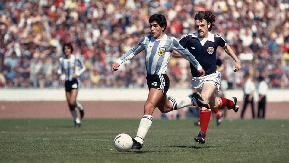 Penampilan Diego Maradona saat menggiring bola dalam pertandingan antara Argentina vs Skotlandia 1979.