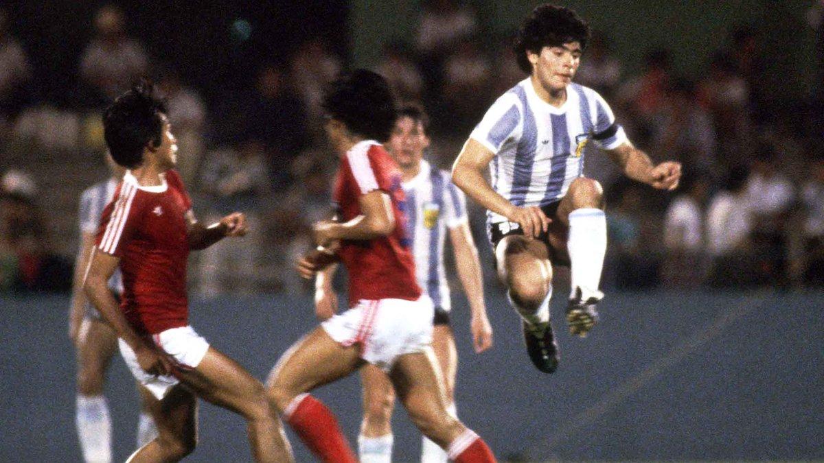 Diego Maradona saat melawan Timnas Indonesia U-19 di Piala Dunia U-20 1979. Copyright: twitter.com/tphoto2005