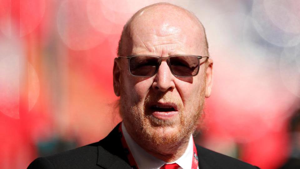 Menghadirkan banyak trofi dan memimpin tim selama satu setengah dekade, mengapa keluarga Glazer begitu dibenci oleh suporter Manchester United?