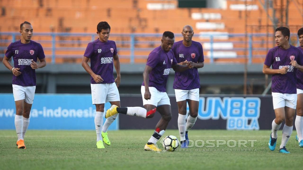Tim sepak bola PSM Makassar saat latihan.