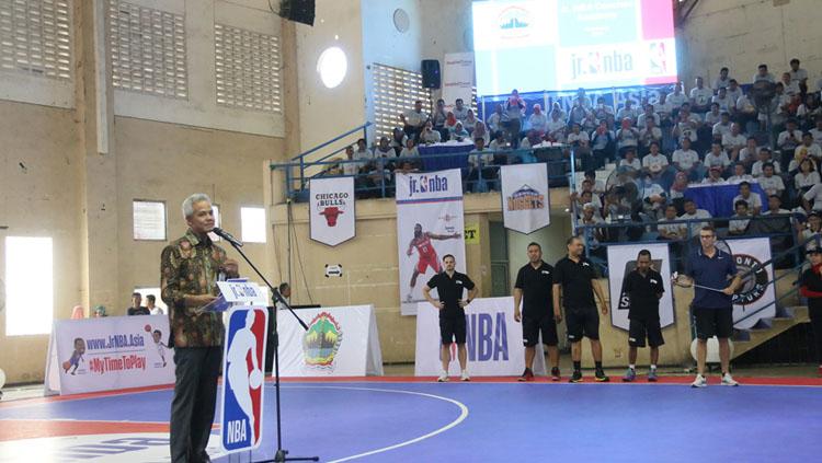 Gubernur Provinsi Jawa Tengah, Ganjar Pranowo, memberikan sambutan pada kegiatan Akademi Pelatih Jr. NBA di GOR Sumber Waras, Semarang. Copyright: NBA Jr