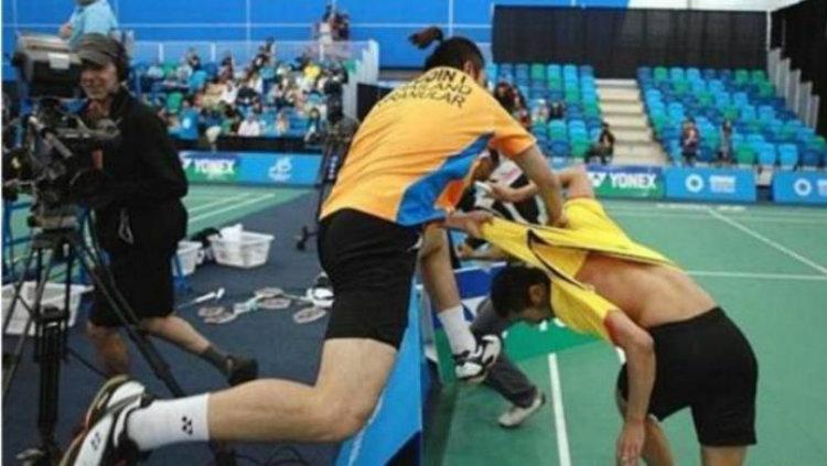 Tidak hanya di UFC, insiden baku hantam pun pernah terjadi di turnamen bulutangkis internasional yang melibatkan pasangan ganda putra Thailand.