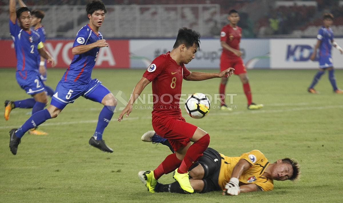 Witan Sulaiman berusaha menerobos kiper Chinese Taipei.