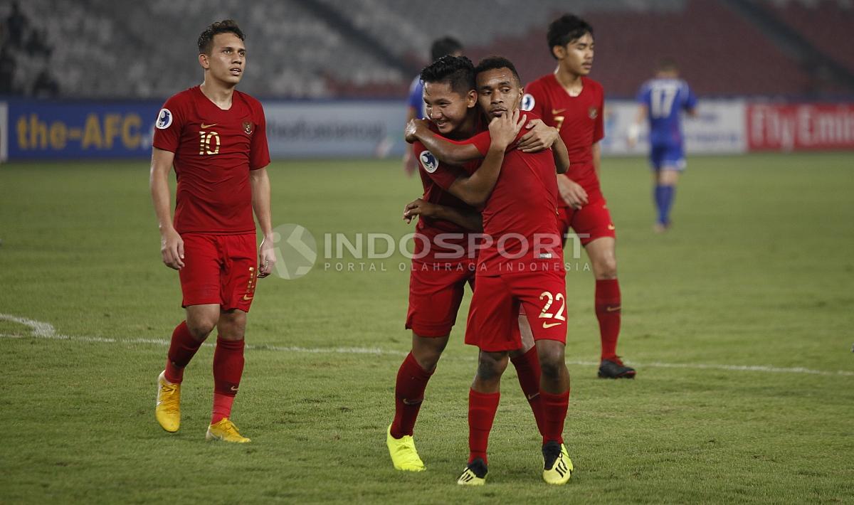 Pemain Timnas Indonesia U-23, Syahrian Abimanyu bersama Todd Rivaldo Ferre (tengah) merayakan gol ketiga yang dicetak Witan Sulaeman.