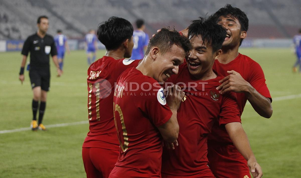 Kegembiraan Witan Sulaiman dan Egy Maulana Vikri (tengah) merayakan gol ketiga Timnas U-19.