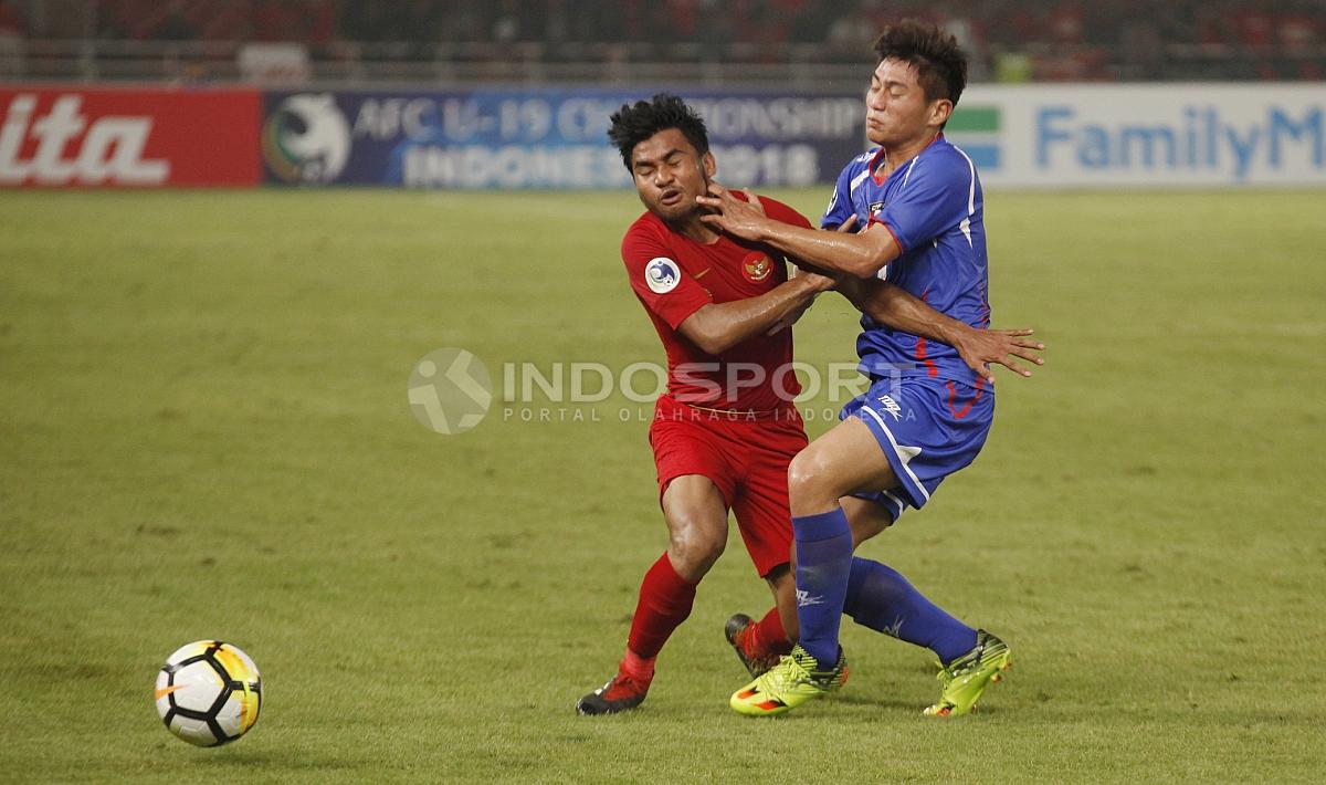 Asnawi Mangkualam mendapat gangguan saat mencoba melewati pemain belakang China Taipe.