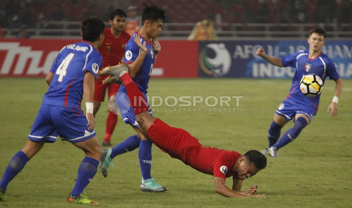 Aksi Saddil Ramdani dilanggar pemain China Taipe.