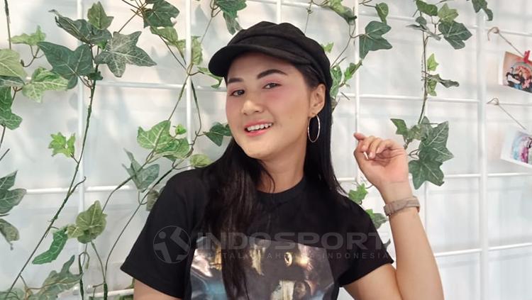 Pemain film sekaligus penyanyi dangdut, Camelia Putri yang mengaku sebagai penggemar dari Persebaya dan Persib. Copyright: Shintya Maharani/INDOSPORT