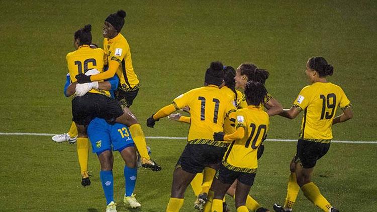 Timnas wanita Jamaika melakukan selebrasi setelah berhasil lolos dari kualifikasi Piala Dunia 2019 zona CONCACAF.