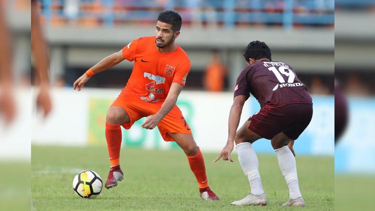 Gelandang Tijani Belaid berduel dengan Rizki Pellu dalam partai Borneo FC vs PSM Makassar di Liga 1, Jumat (19/10/18). Copyright: Twitter/@PusamaniaBorneo