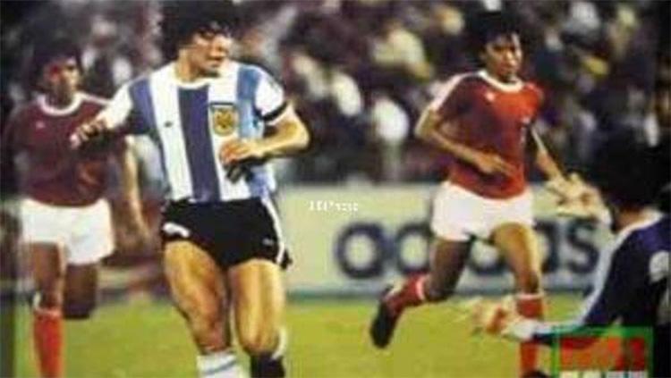 Bintang Argentina Diego Maradona saat pertandingan antara Argentina vs Indonesia tahun 1979.