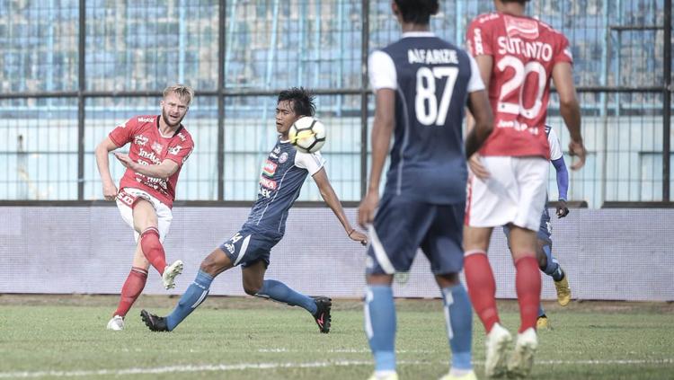 Arema FC berhasil menang dengan skor 2-0 atas Bali United di babak pertama.