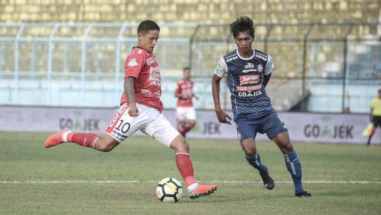 Irfan Bachdim yang menendang bola pada laga Arema FC vs Bali United di Liga 1 2018, Sabtu (20/10/18). Copyright: Twitter/BaliUtd