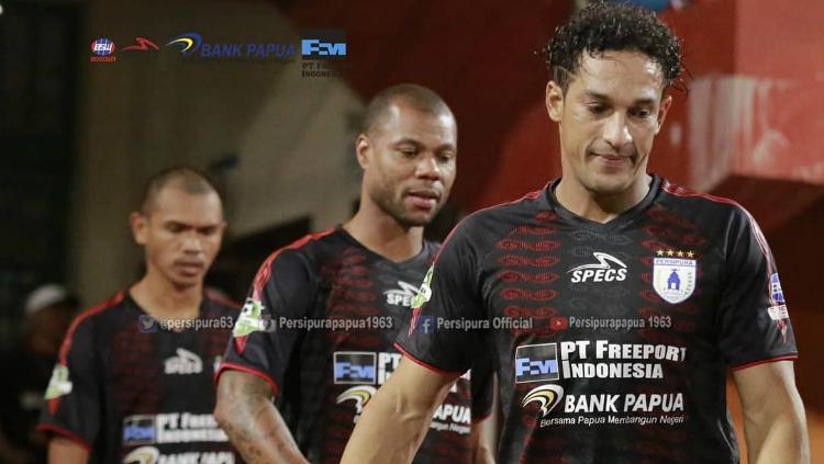 Para pemain Persipura Jayapura lesu di laga kontra Madura United.