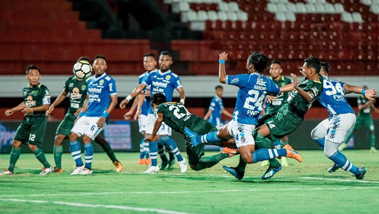 Fandi Eko Utomo berhasil menceploskan bola melalui sundulannya ke gawang Persib. Copyright: Media Persebaya