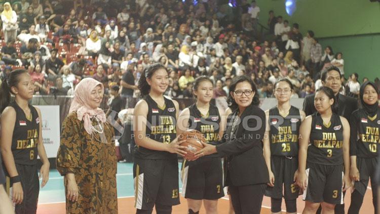 Sophia Rebbeca bersama tim basket putri SMA 28. Copyright: Ridi F Khan/INDOSPORT