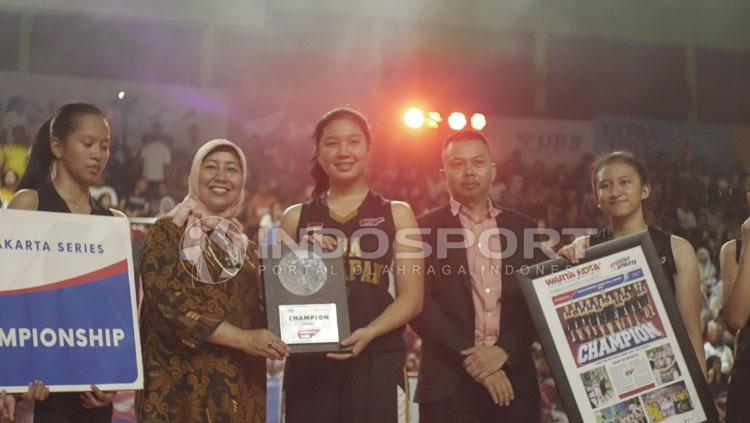 Sophia Rebbeca bersama tim basket putri SMA 28.
