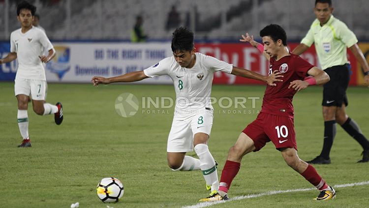 Pergerakan Witan Sulaeman (nomor 8) coba dijegal oleh pemain Qatar U-19.