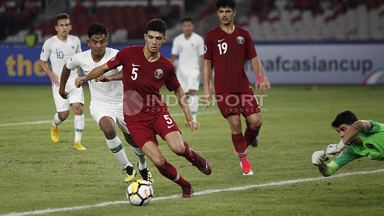 Pemain Qatar U-19 menguasai bola.