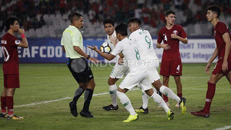 Para pemain Timnas Indonesia U-19 merayakan gol yang diciptakan Luthfi Kamal saat melawan Qatar U-19.