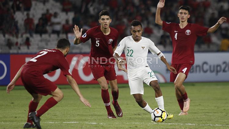 Todd Rivaldo Ferre di antara penjagaan para pemain Qatar U-19.