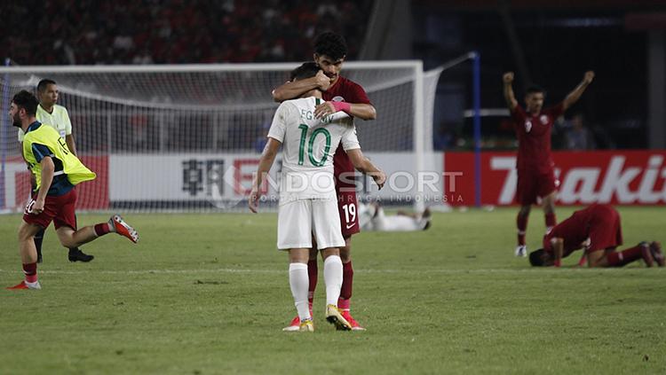 Aksi simpati dari pemain Qatar U-19 yang memeluk Egy Maulana Vikri usai laga Timnas Indonesia U-19 vs Qatar U-19.