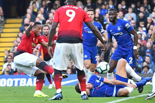 Duel antara pemain Chelsea vs Man United. Copyright: INDOSPORT