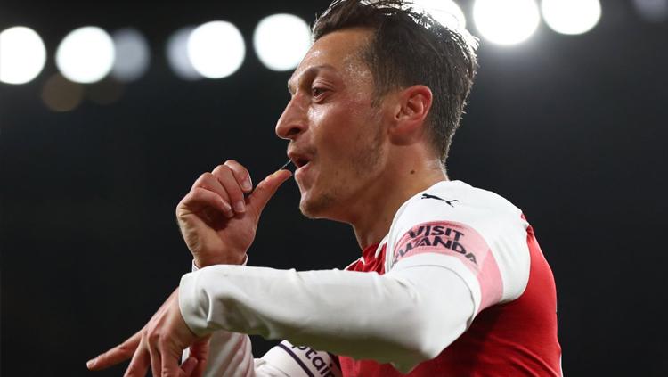 Mesut Ozil berselebrasi usai mencetak gol ke gawang Leicester City. Copyright: Twitter.com/officialafc_id