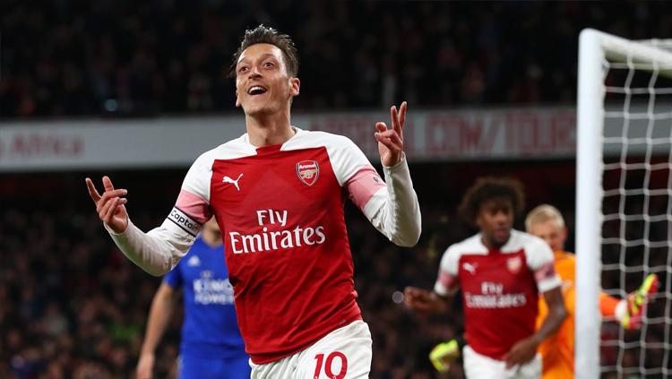 Mesut Ozil berselebrasi usai mencetak gol ke gawang Leicester City. Copyright: Twitter.com/officialafc_id