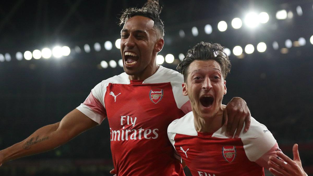 Selebrasi Aubameyang dan Mesut Ozil usai membobol gawang Leicester, (23/10/18). Copyright: twitter/arsenal