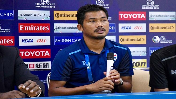Pelatih Timnas Thailand U-19, Issara Sritaro tetap dipertahankan meski menuai kegagalan di Piala AFF U-18 2019. - INDOSPORT
