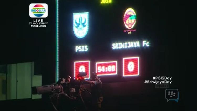 Laga PSIS Semarang vs Sriwijaya FC alami mati lampu stadion. Copyright: Twitter@indosiarID