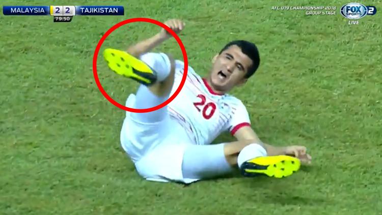 Zabirov Abdulmumin, pemain Tajikistan U-19 mengalami cedera patah kaki usai ditekel pemain Malaysia U-19.
