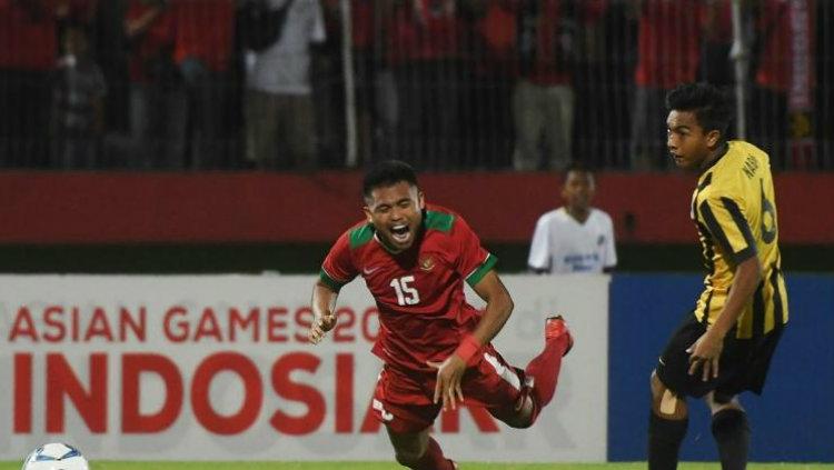 Saddil Ramdani saat dikasari bek Malaysia U-19, Nabil Hakim.