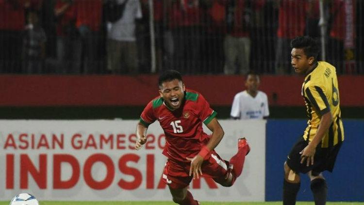 Saddil Ramdani saat dikasari bek Malaysia U-19, Nabil Hakim. - INDOSPORT