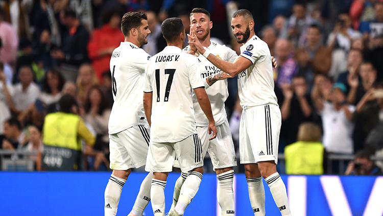 Karim Benzema berselebrasi dengan para pemain Real Madrid usai mencetak gol ke gawang Viktoria Plzen.