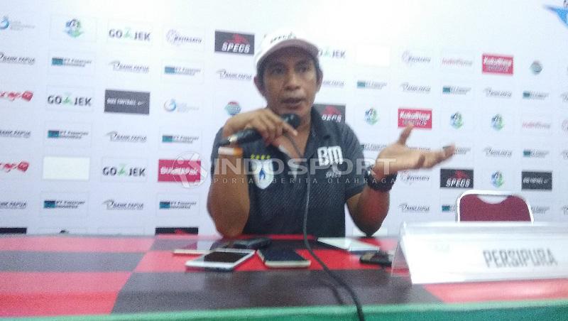 Asisten Manajer Persipura, Bento Madubun. Copyright: Sudjarwo/Football265.com