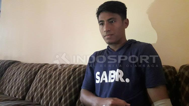 Pemain Arema FC, Hanif Sjahbandi, saat cedera patah tangan