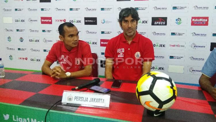 Rico Simanjuntak bersama sang pelatih, Stefano Cugurra Teco saat sesi konferensi pers jelang laga Persipura vs Persija. Copyright: Sudjarwo/INDOSPORT